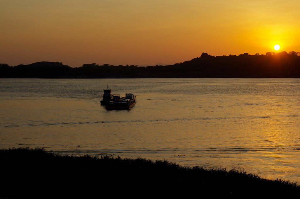 01-The Orinoco River at sunrise.jpg - The Orinoco River at sunrise
